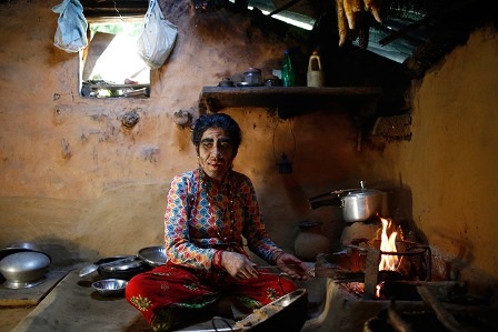 Thăm gia đình “người sói” ở Nepal - 8 Chị Devi Budhathoki đang nấu ăn trong nhà bếp