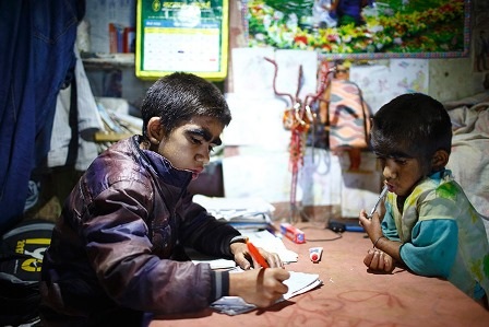 Thăm gia đình “người sói” ở Nepal - 9 Niraj và Mandira đang làm bài tập về nhà