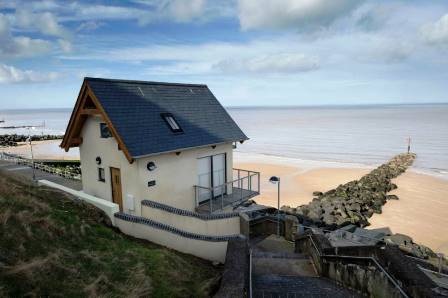 Mua nhà vệ sinh ven biển làm quà kỷ niệm ngày cưới