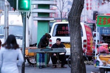 Trung Quốc: Xuất hiện “bản sao” của lãnh đạo Triều Tiên Kim Jong-un - 2 Anh Manchu Tuan đang bán hàng trên đường phố