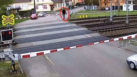 Cụ ông thoát chết thần kỳ khi vượt đường tàu