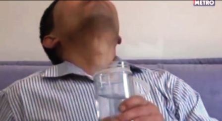 Để có thể nuốt được những vật thể phi thực phẩm như thế, anh này chỉ cần một ly nước uống kèm theo.