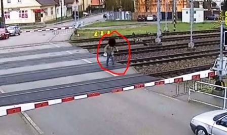 Cụ ông thoát chết thần kỳ khi vượt đường tàu