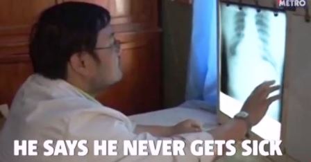 Để có thể nuốt được những vật thể phi thực phẩm như thế, anh này chỉ cần một ly nước uống kèm theo.