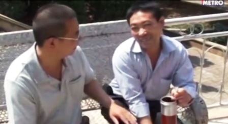 Để có thể nuốt được những vật thể phi thực phẩm như thế, anh này chỉ cần một ly nước uống kèm theo.