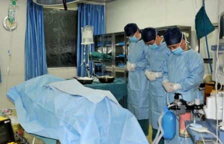 Đội ngũ y bác sĩ dành phút mặc niệm và cầu nguyện cho cậu bé Chen