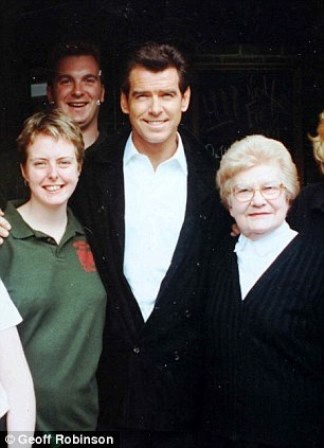 Saville (phải) chụp ảnh tài tử