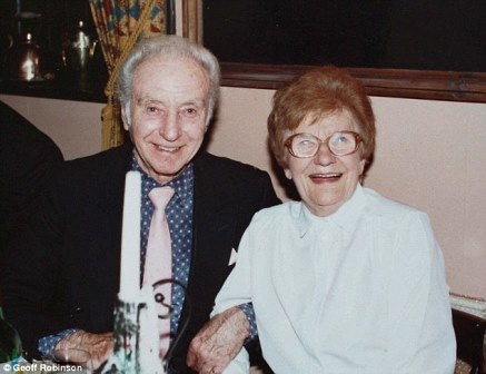 Cụ Dolly Saville chụp ảnh cùng với danh thủ bóng đá 