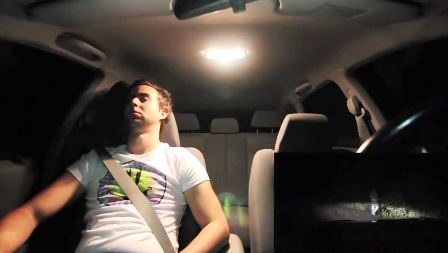 Cả hai đang lái xe đi trong đêm tối thì