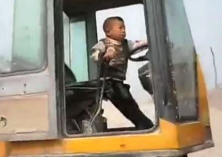 Bé 5 tuổi lái máy xúc "sành điệu" như tài xế chuyên nghiệp - 2 Bé 5 tuổi lái máy xúc sành điệu như thợ máy chuyên nghiệp