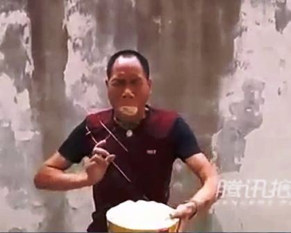 Liu Fei ngậm mùn cưa trong miệng