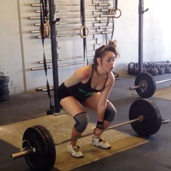 Vẫn trở thành vận động viên cử tạ dù chỉ có 1 tay - 1 Chị