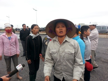 Hàng trăm người dân “quây” Bộ trưởng Thăng… đòi đường - 2 Hàng trăm người dân “quây” Bộ trưởng Thăng… đòi đường