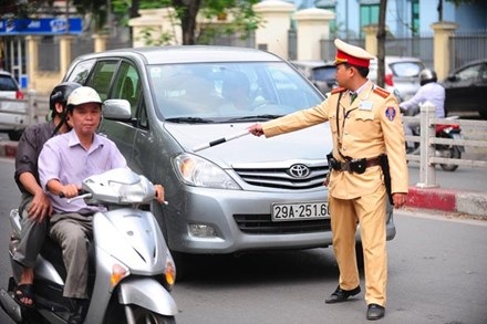 Hà Nội: Nghiêm cấm CSGT đứng núp, rút chìa khóa xe vi phạm - 1 Hà Nội: Nghiêm cấm CSGT đứng núp, rút chìa khóa xe vi phạm