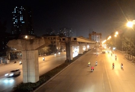 Đêm trên công trường Dự án đường sắt Cát Linh - Hà Đông - 2 Hoạt động thi công lao lắp dầm đường sắt Cát Linh - Hà Đông diễn ra vào ban đêm