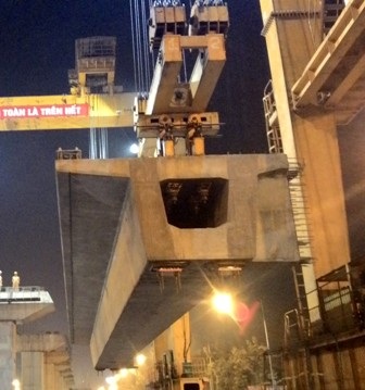 Đêm trên công trường Dự án đường sắt Cát Linh - Hà Đông - 7 Phiến dầm nặng 230 tấn từ từ được cẩu lên trụ