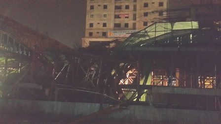 Sập sàn, sụt bê tông tại tuyến đường sắt trên cao Cát Linh - Hà Đông - 5 Sau khi xảy ra sự cố, hiện trường được quây bạt để phục vụ công tác điều tra