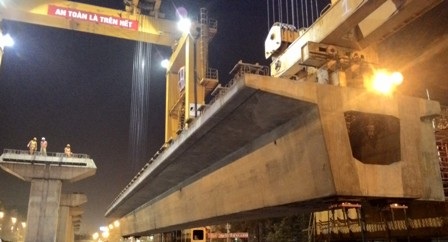 Đêm trên công trường Dự án đường sắt Cát Linh - Hà Đông - 1 Hoạt động thi công lao lắp dầm đường sắt Cát Linh - Hà Đông diễn ra vào ban đêm