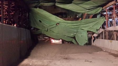 Sập sàn, sụt bê tông tại tuyến đường sắt trên cao Cát Linh - Hà Đông - 6 Sau khi xảy ra sự cố, hiện trường được quây bạt để phục vụ công tác điều tra