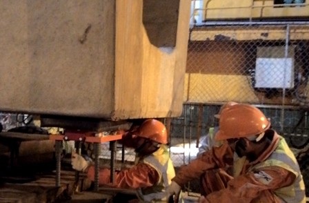 Đêm trên công trường Dự án đường sắt Cát Linh - Hà Đông - 6 Những công nhấn leo lên mặt dầm để móc nối thiết bị cẩ