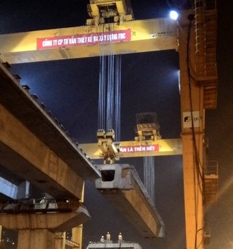 Đêm trên công trường Dự án đường sắt Cát Linh - Hà Đông - 9 Phải mất 1 tiếng đồng hồ để phiến dầm được cẩu thành công và đặt lên trụ chắc chắn