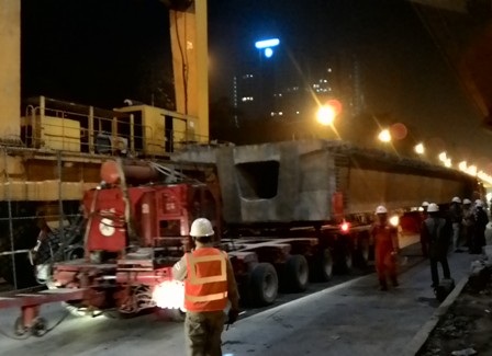 Đêm trên công trường Dự án đường sắt Cát Linh - Hà Đông - 4 Xe chuyên dụng chở từng phiến dầm tiến vào công trường