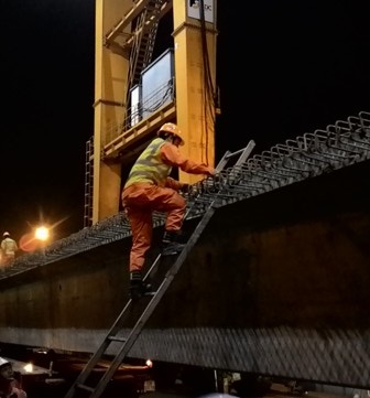 Đêm trên công trường Dự án đường sắt Cát Linh - Hà Đông - 5 Những công nhấn leo lên mặt dầm để móc nối thiết bị cẩ