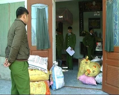 Bắt quả tang vụ buôn bán trái phép hơn 300kg pháo nổ - 2 Số lượng pháo nổ phát hiện khi khám xét tại nhà riêng của đối tượng Đào Thị Đông