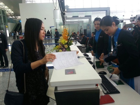 Ga hàng không lớn nhất Việt Nam khai thác chuyến bay đầu tiên - 2 Hành khách trên chuyến bay đầu tiên tại T2 có hành trình từ Hà Nội đi Singapore