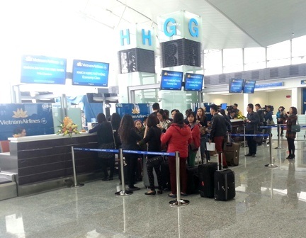Ga hàng không lớn nhất Việt Nam khai thác chuyến bay đầu tiên - 3 Vietnam Airlines triển
khai tổng số 48 quầy làm thủ tục cố định tại 2 đảo G-H tại nhà ga T2