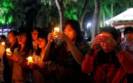 Tối 16/11 tưởng niệm các nạn nhân tử vong do tai nạn giao thông - 1 Lễ tưởng niệm các nạn nhân tử vong vì tai nạn giao thông sẽ diễn ra vào tối 16/11 (ảnh: TTXVN)