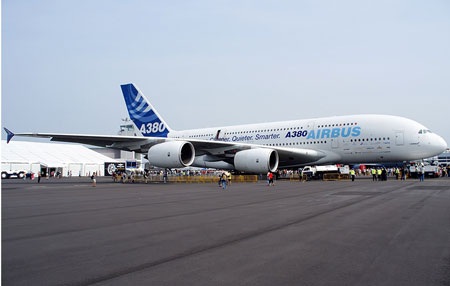 Bộ GTVT “thúc” Vietnam Airlines mua “siêu máy bay” - 1 Siêu máy bay A380