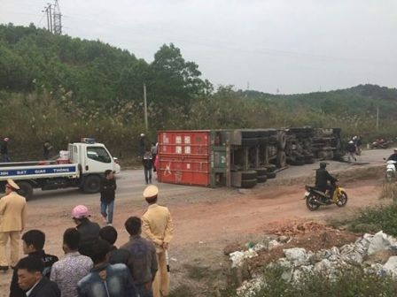 Khẩn trương điều tra làm rõ vụ TNGT đặc biệt nghiêm trọng tại Quảng Ninh - 1 Hiện trường vụ tai nạn tại Quảng Ninh sáng 16/12 (ảnh: Thu Hằng)