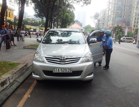 Bộ GTVT: Taxi Uber hoạt động trái luật, rủi ro cho người sử dụng - 1 Dịch vụ kinh doanh vận tải Uber là trái pháp luật (ảnh: Quốc Anh)