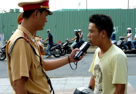 Tết này, mạnh tay xử lý người uống rượu bia lái xe - 1 Chiến dịch kiểm soát nồng độ cồn với người điều khiển phương tiện được triển khai từ 1/12