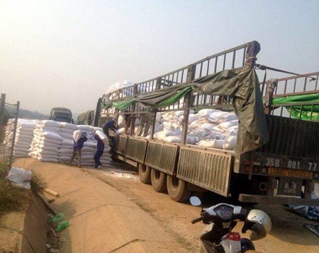 Xe quá tải tiến hành hạ tải khi bị phát hiện