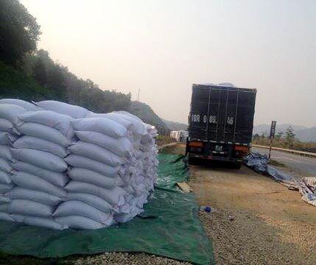 Xe chở tải trọng vượt đến 300% thì đường nào cũng hỏng!