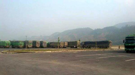 Xe quá tải tập kết ở các điểm ra/vào cao tốc Nội Bài - Lào Cai