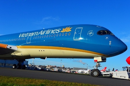 Việt Nam sắp sở hữu máy bay Airbus thế hệ mới nhất thế giới - 2 Chiếc A 350 XWB mang sắc màu đặc trưng là màu xanh và bông sen vàng