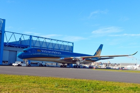 Việt Nam sắp sở hữu máy bay Airbus thế hệ mới nhất thế giới - 1 Chiếc A350 XWB đầu tiên của Vietnam Airlines vừa rời khỏi xưởng sơn tại nhà máy Airbus hôm 6/3.
