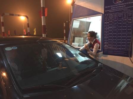 Người tham gia giao thông trên cao tốc Nội Bài - Lào Cai được lì xì mừng tuổi trong đêm giao thừa