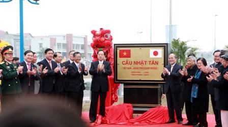 Chính thức thông xe cầu Nhật Tân, khánh thành ga hàng không lớn nhất VN - 11 Tên cầu Nhật Tân đã được gắn biển bằng đồng