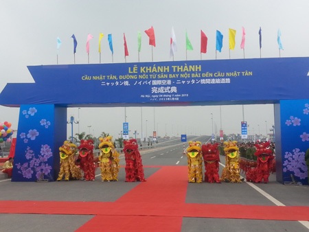 Chính thức thông xe cầu Nhật Tân, khánh thành ga hàng không lớn nhất VN - 8 Chính thức cắt băng khánh thành cầu Nhật Tân