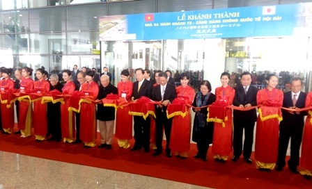 Chính thức thông xe cầu Nhật Tân, khánh thành ga hàng không lớn nhất VN - 1 Nhà ga T2 Nội Bài chính thức được khánh thành sáng nay 4/1