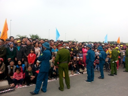 Đường Võ Nguyên Giáp - Con đường đối ngoại quốc gia - 5 Rất đông các cháu nhỏ cũng cùng bố mẹ đi dự ngày hội khánh thành công trình quốc gia