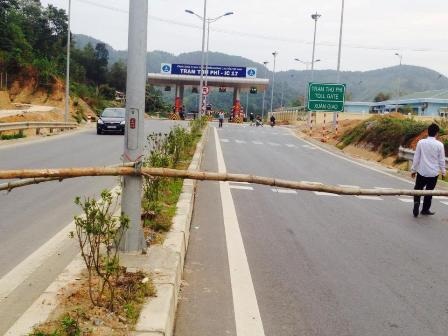 Dân lại rào đường cao tốc Nội Bài - Lào Cai "đòi" mương thoát nước - 2 Dân rào đường tại lối dẫn lên cao tốc Nội Bài - Lào Cai sáng nay (9/3)