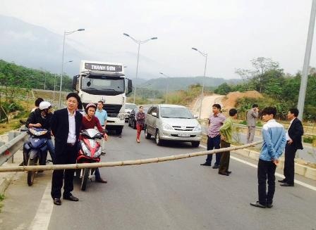 Dân lại rào đường cao tốc Nội Bài - Lào Cai "đòi" mương thoát nước - 3 Các phương tiện bị chặn lại và phải chờ lực lượng chức năng đến giải tỏa.