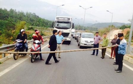 Dân lại rào đường cao tốc Nội Bài - Lào Cai "đòi" mương thoát nước - 4 Các phương tiện bị chặn lại và phải chờ lực lượng chức năng đến giải tỏa.
