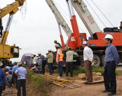 Yêu cầu tăng cường các biện pháp đảm bảo ATGT đường sắt - 1 Công tác cứu hộ vụ tai nạn đường sắt trên địa bàn tỉnh Quảng Trị xảy ra ngày 10/3