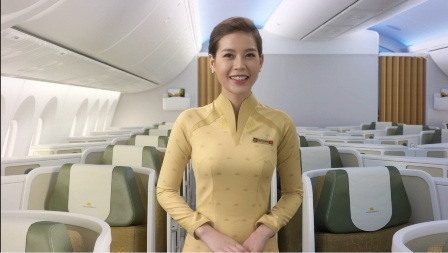 Ra mắt hình ảnh mới của phi công, tiếp viên Vietnam Airlines - 4 Tiếp viên phục vụ khoang khách hạng thương gia mặc áo dài màu vàng nhẹ